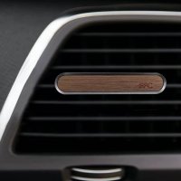 Elegantn&iacute; dřevěn&yacute; osvěžovač vzduchu do auta, sada 2 vůn&iacute;