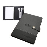 8000 mAh &ndash; power banka v desk&aacute;ch se z&aacute;pisn&iacute;kem, s bezdr&aacute;tov&yacute;m nab&iacute;jen&iacute;m a vestavěn&yacute;mi kabely