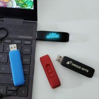 VÝSUVNÝ POGUMOVANÝ USB FLASH DISK S LED LOGEM